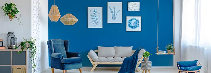 Wohnzimmer mit blaugrauer Wand